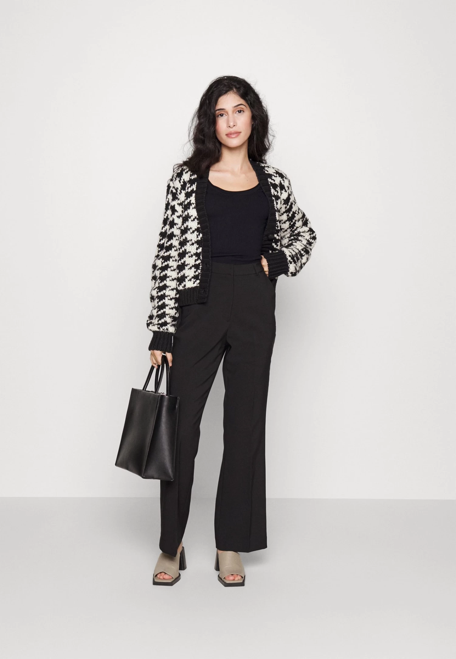 Button Detail - Jersey De Punto - Black 4 Button Detail - Jersey De Punto - Black - Imagen 2