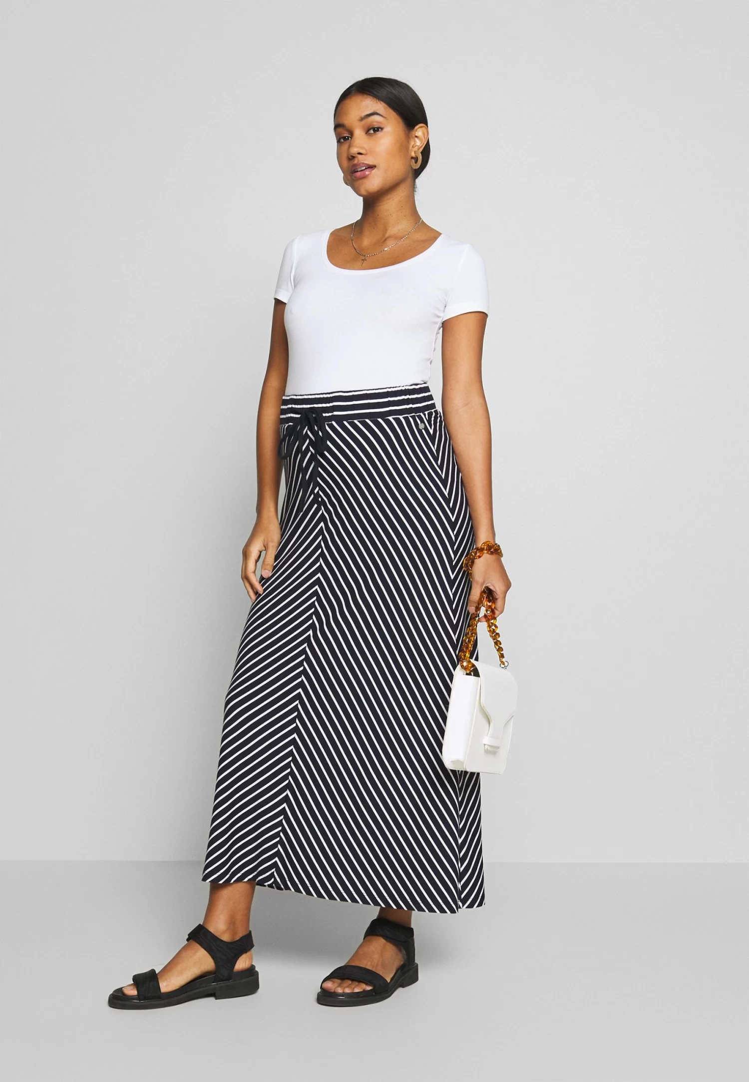 3Er Pack - Camiseta Básica - White/Black/Dark Grey 4 3Er Pack - Camiseta Básica - White/Black/Dark Grey - Imagen 2