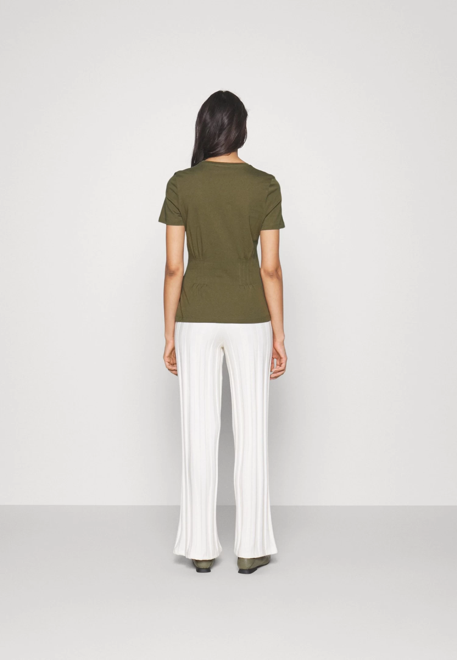 Anna Field Camiseta Básica - Khaki 5 Anna Field Camiseta Básica - Khaki - Imagen 3