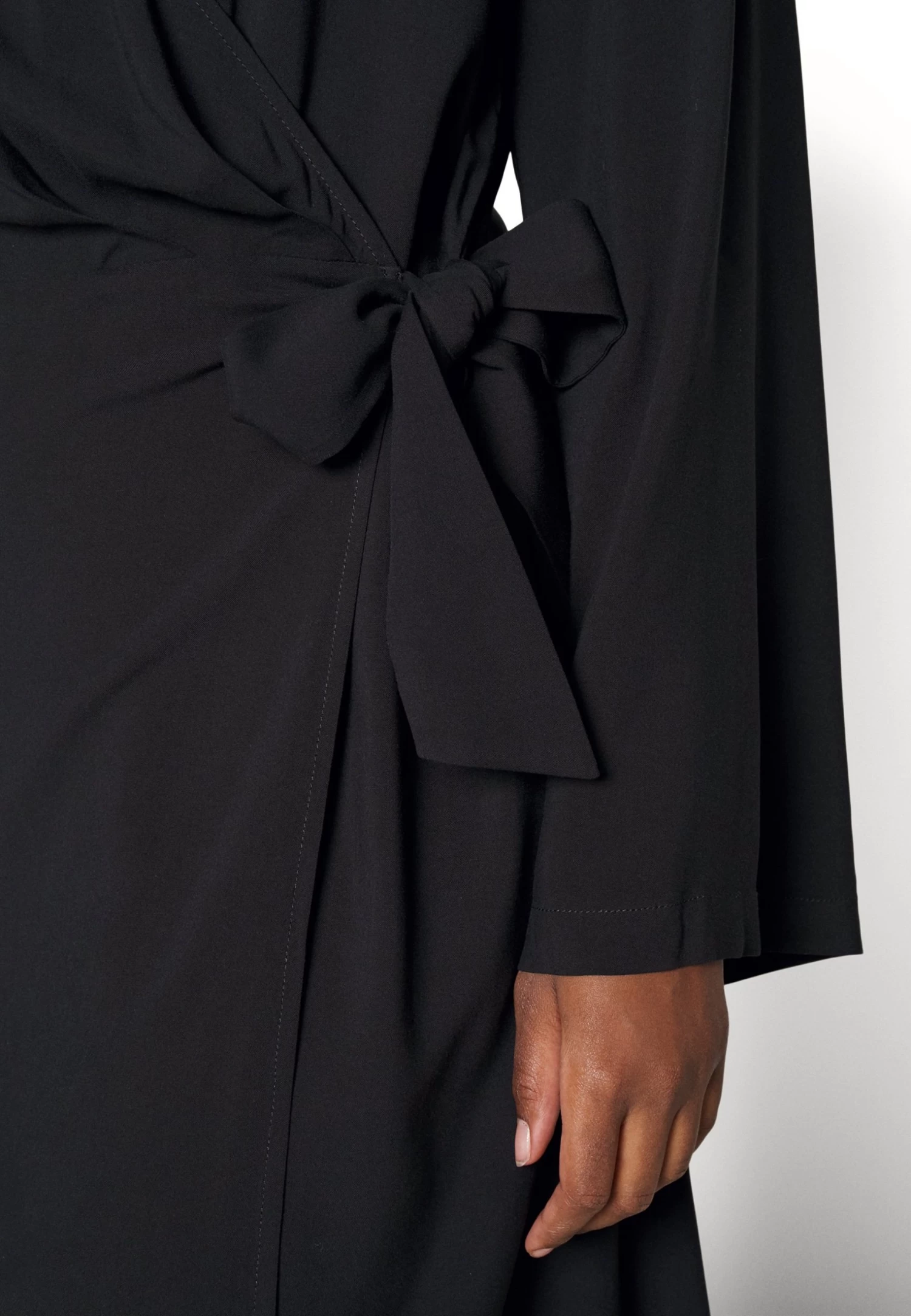 Curvy Buckle Dress - Vestido Camisero - Black 8 Curvy Buckle Dress - Vestido Camisero - Black - Imagen 6