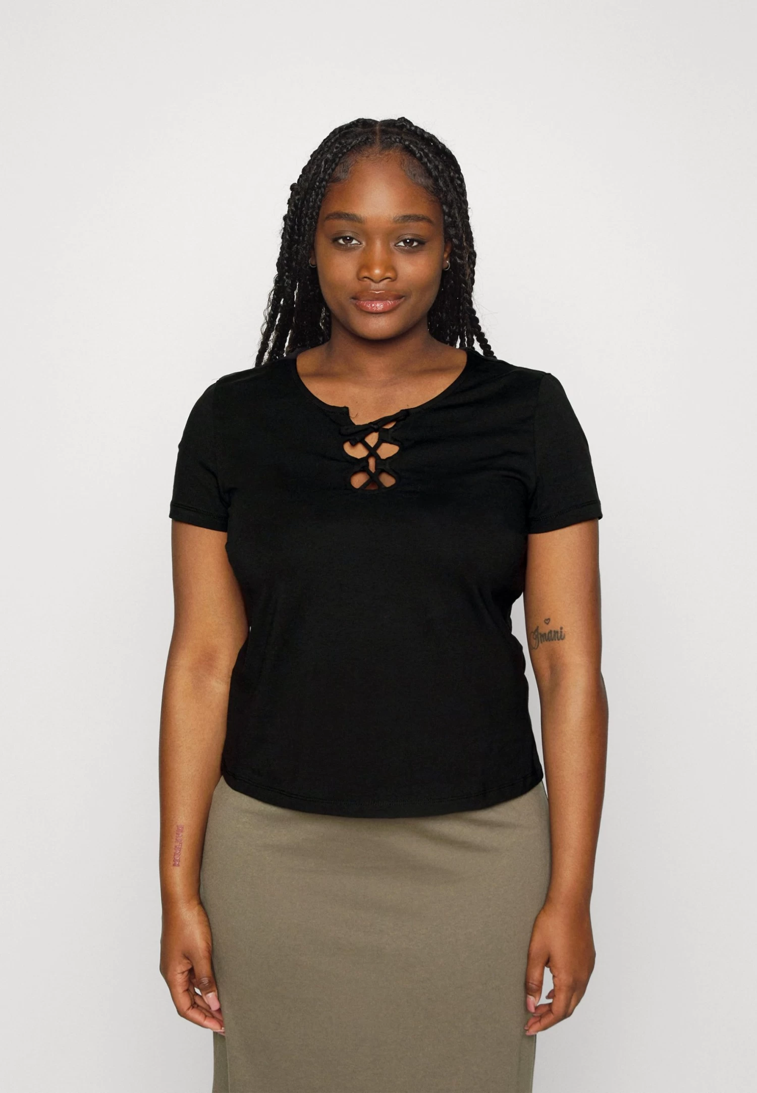Curvy Front Lace - Camiseta Básica -Black 3 Curvy Front Lace - Camiseta Básica -Black