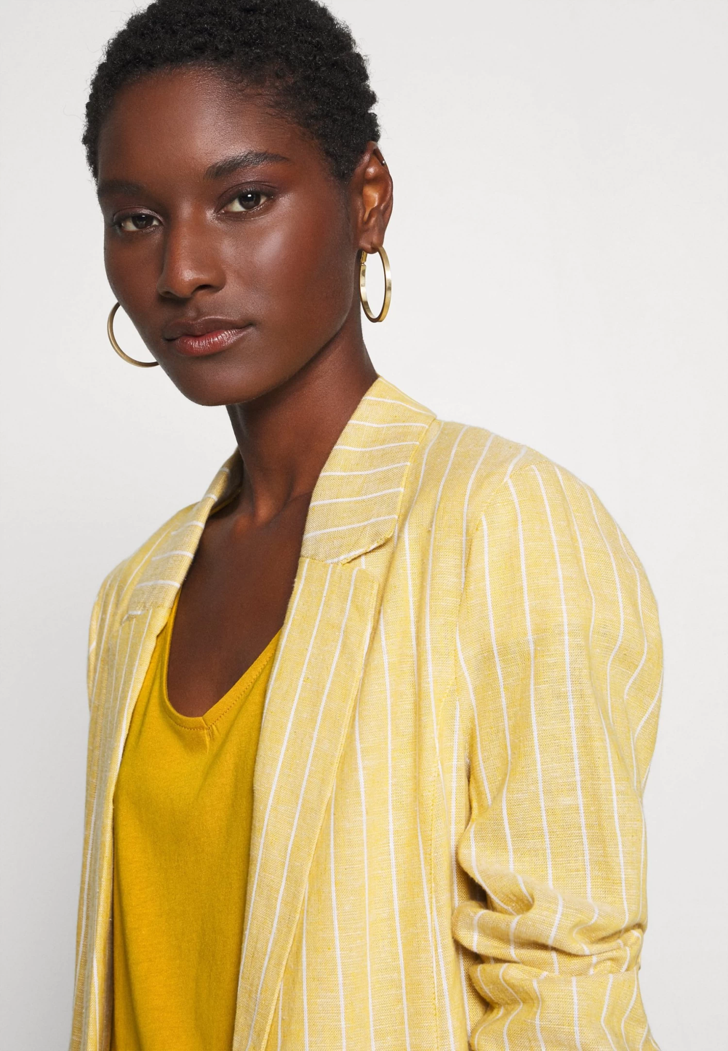 Anna Field Camiseta Básica - Golden Yellow 7 Anna Field Camiseta Básica - Golden Yellow - Imagen 5