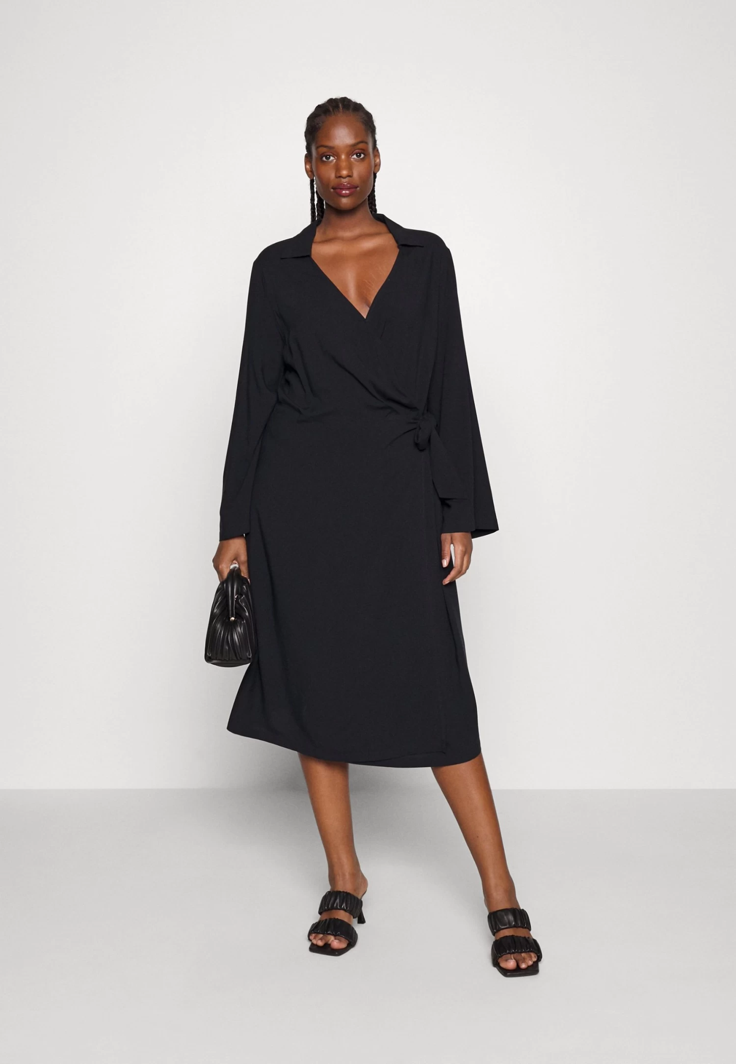 Curvy Buckle Dress - Vestido Camisero - Black 4 Curvy Buckle Dress - Vestido Camisero - Black - Imagen 2