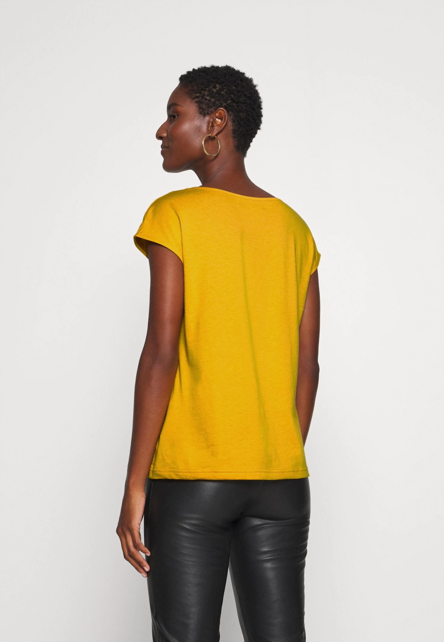 Anna Field Camiseta Básica - Golden Yellow 5 Anna Field Camiseta Básica - Golden Yellow - Imagen 3