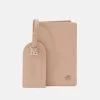 Anna Field Passport Case And Luggage Tag Set - Funda Para Pasaporte - Pink 1 Anna Field Passport Case And Luggage Tag Set - Funda Para Pasaporte - Pink -Anna Field c3b9ab90e8cd4a6694c0cea70e8b3211