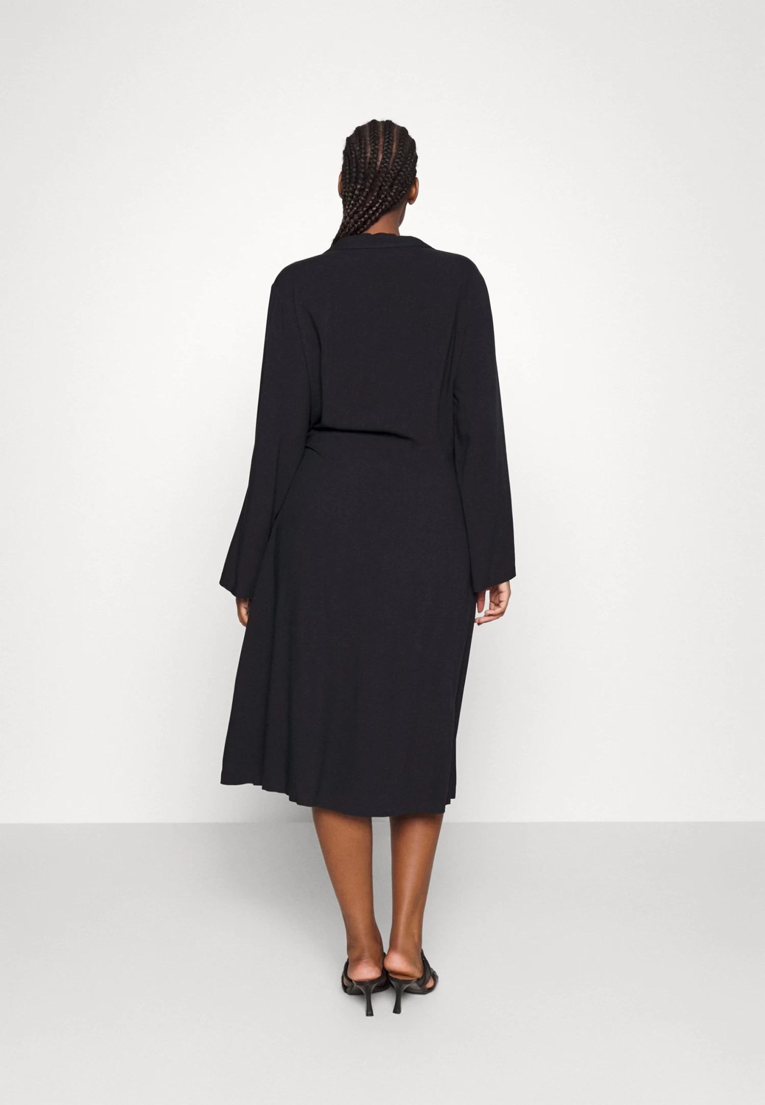 Curvy Buckle Dress - Vestido Camisero - Black 5 Curvy Buckle Dress - Vestido Camisero - Black - Imagen 3