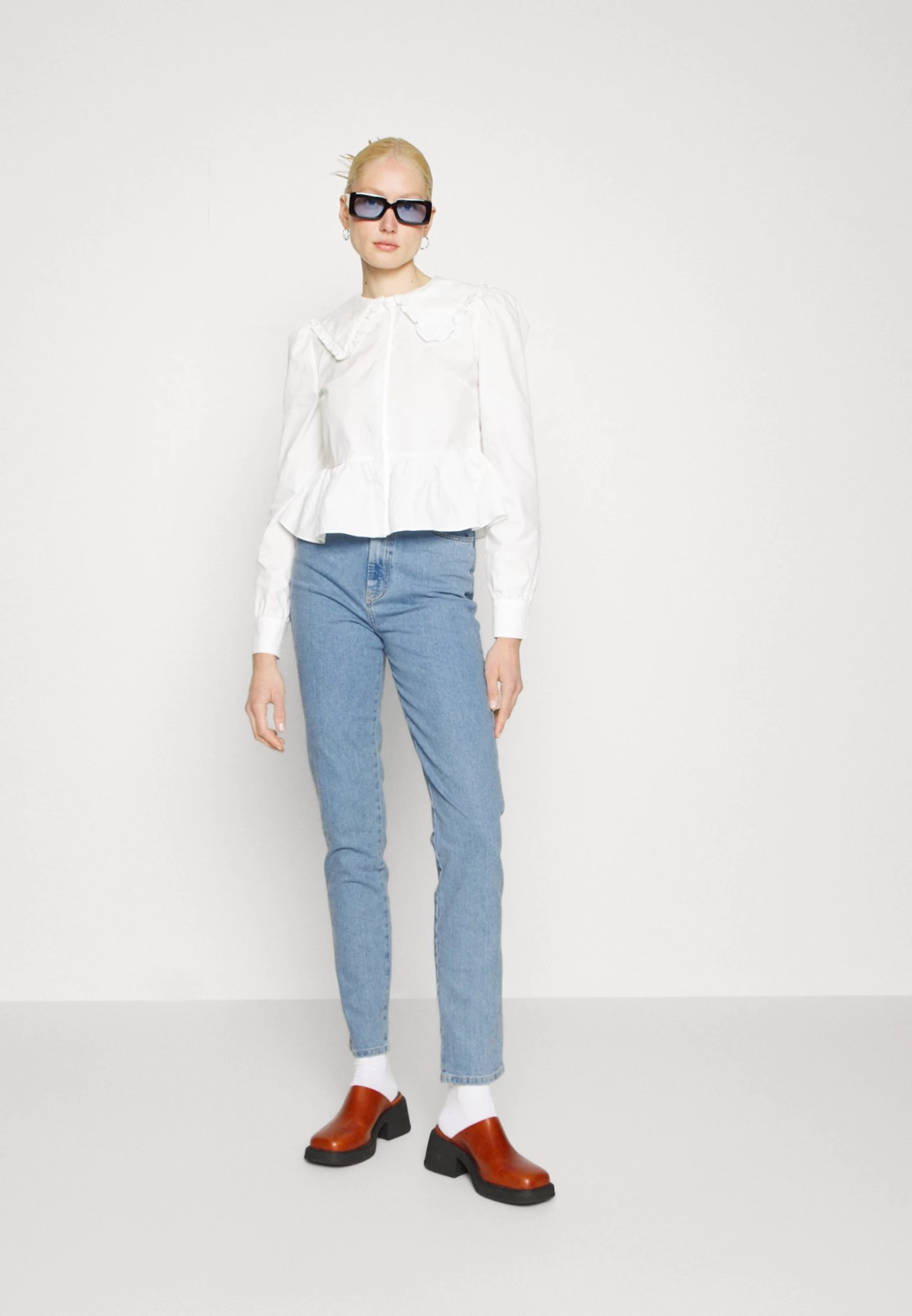 Vaqueros Slim Fit - Light Blue Denim 4 Vaqueros Slim Fit - Light Blue Denim - Imagen 2