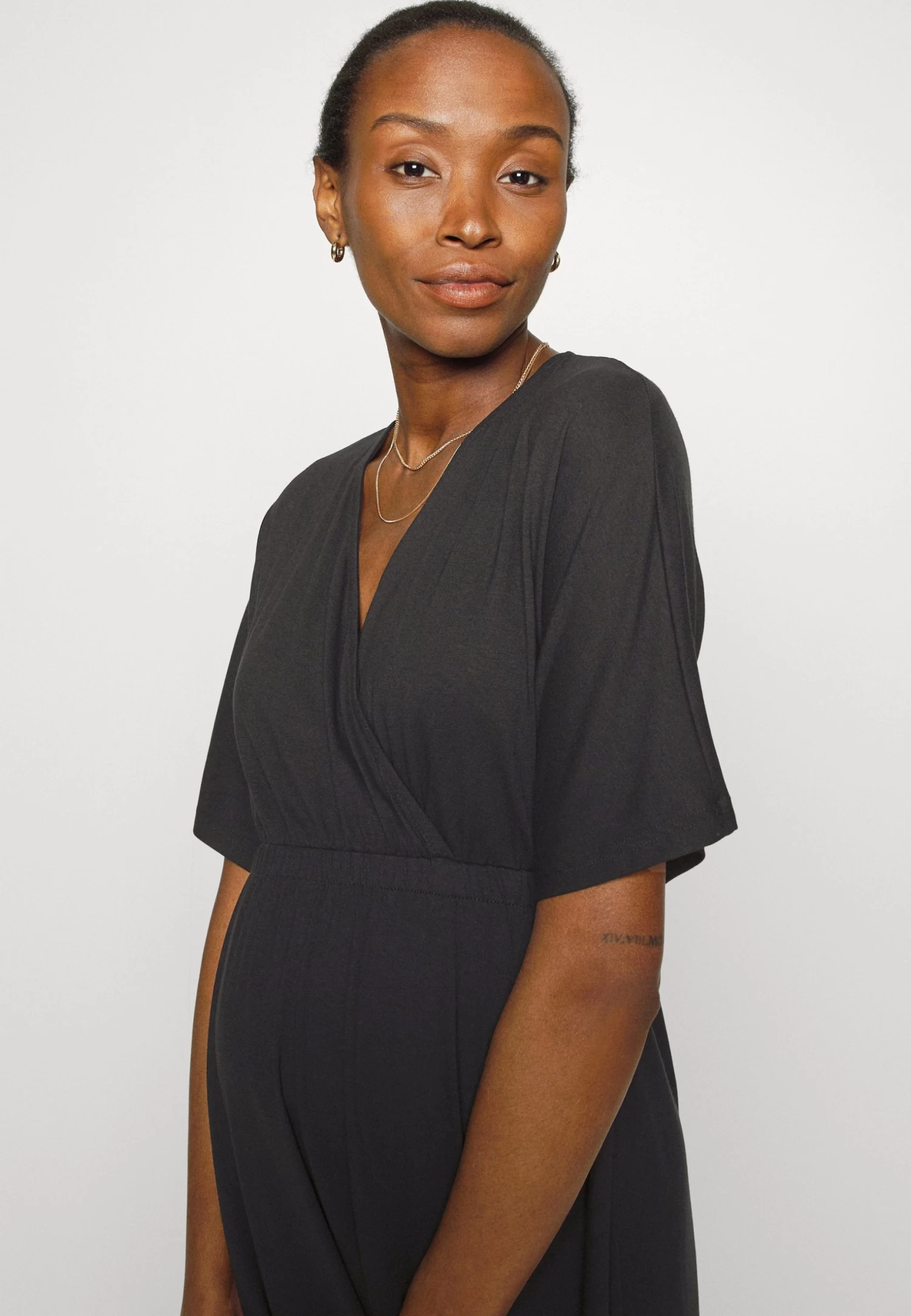 Short Sleeves Flared Mini Dress- Vestido Ligero - Schwarz 6 Short Sleeves Flared Mini Dress- Vestido Ligero - Schwarz - Imagen 4